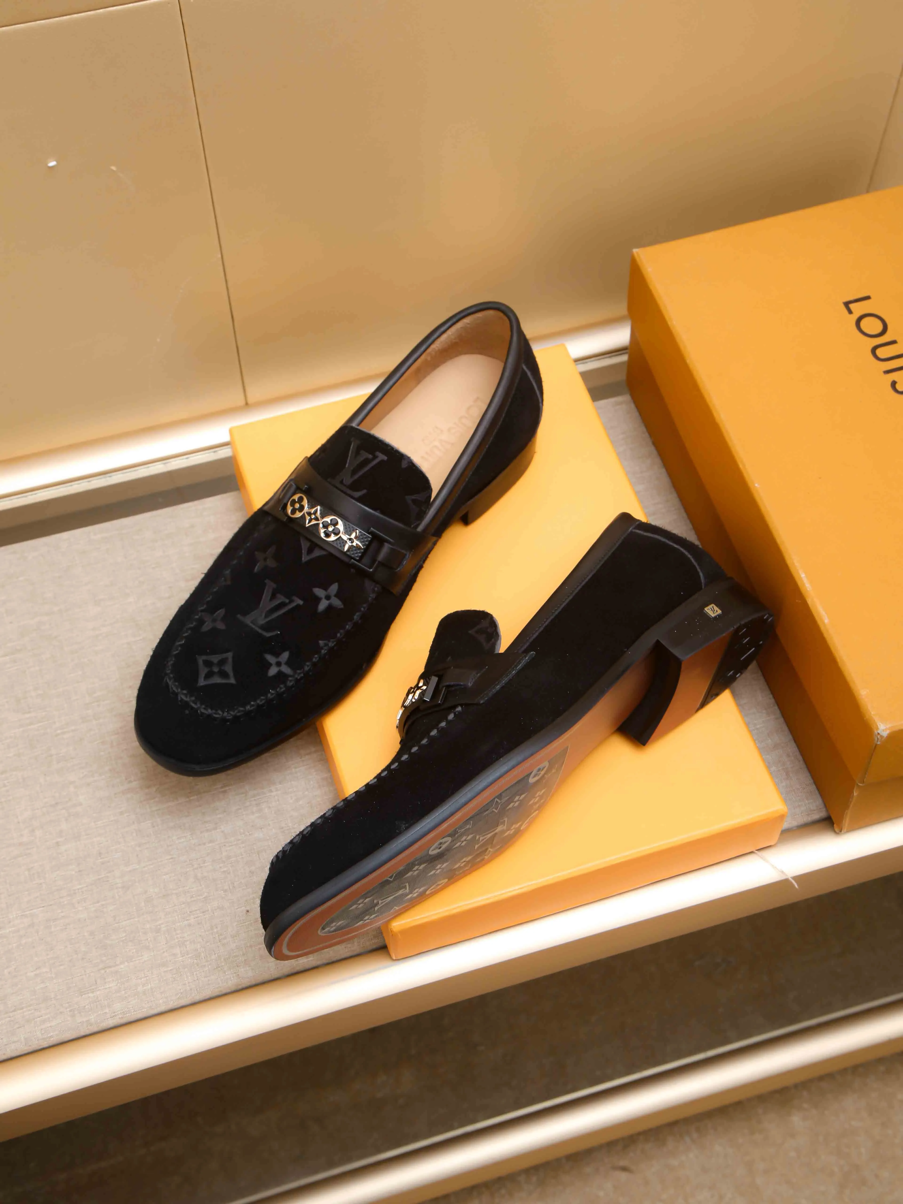 Men's shoes 💰 460 💰 Louis Vuitton LV ® 🆕 model 🔛Full shoe counter, first layer cowhide, 🐂leather lined casual shoes for men, super soft outsole, essential for driving. Counter synchronization, original first layer cowhide, completely 1:1 mold customization🌹top version, color optional! Number: 39-44 (customized at 38.45)